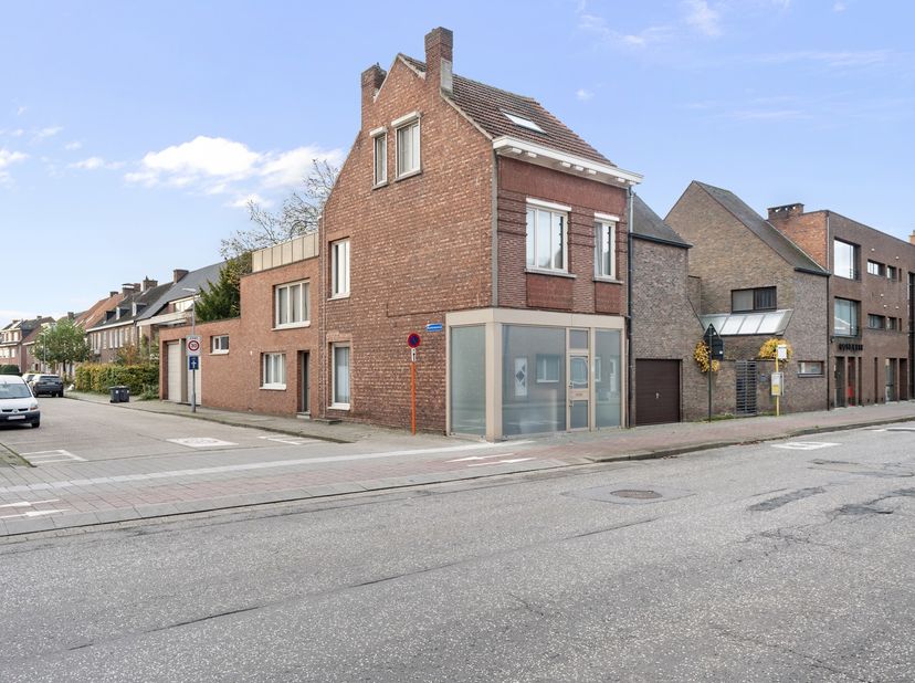 Interessante en instapklare woning met kantoor of handelsruimte op gunstige ligging te Turnhout<br />
Elektriciteit goedgekeurd | Hoge dubbele garage