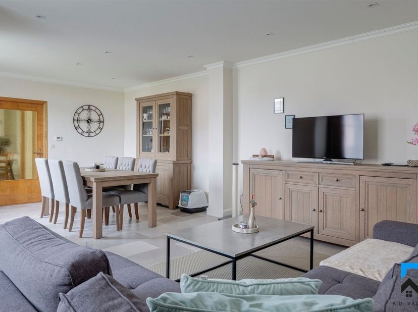 Gerenoveerde woning op toplocatie<br />
<br />
Deze woning met aangename tuin en ruime garage vinden we terug in een toffe, opgewaardeerde buurt te