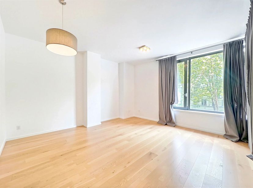 Bien présenté par Carla Rodriguez : 0494 07 97 54 / carla.rodriguez@victoire.be<br />
Victoire Junot vous propose ce lumineux appartement de 90 m²  au