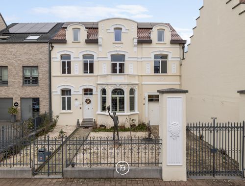                                         Maison de maître à vendre à Sint-Pieters-Leeuw, € 695.000
