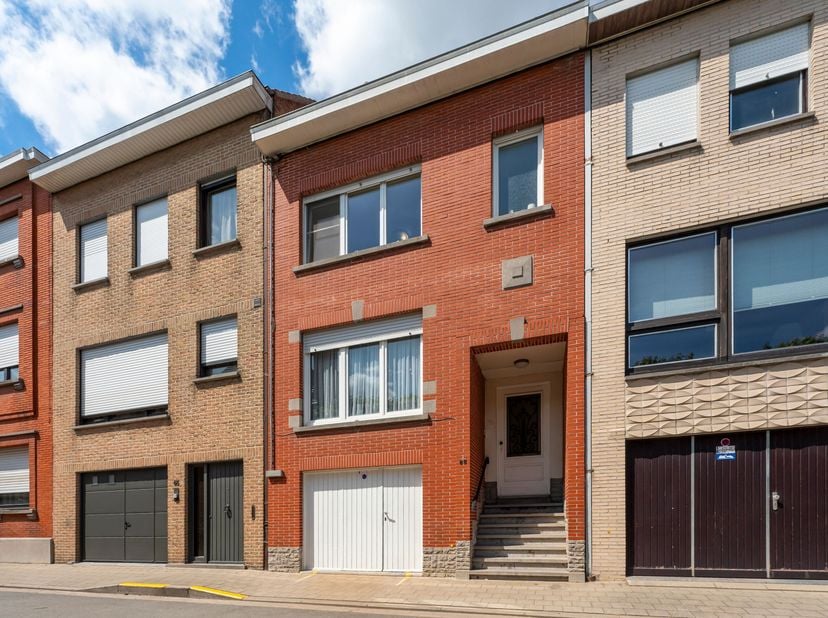 Op te frissen woning te koop in Menen!!<br />
We betreden de woning via de ruime inkomhal en komen terecht in de leefruimte. Hier is er ruimte voor ee