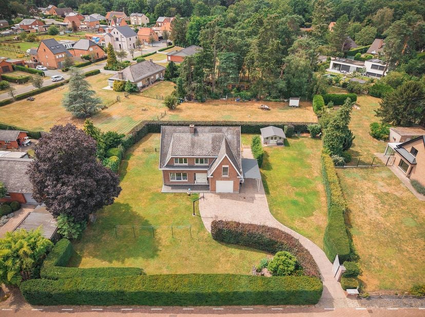 Met trots stellen wij u deze uitstekend onderhouden en charmante open bebouwing voor, gelegen op een strategische locatie tussen Mechelen en Leuven.<b