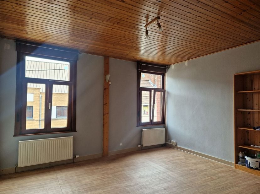 Aantrekkelijk duplex appartement met 1 slaapkamer en 1 studeerkamer gelegen in het centrum van Péruwelz en dicht bij alle voorzieningen.<br />
<br />