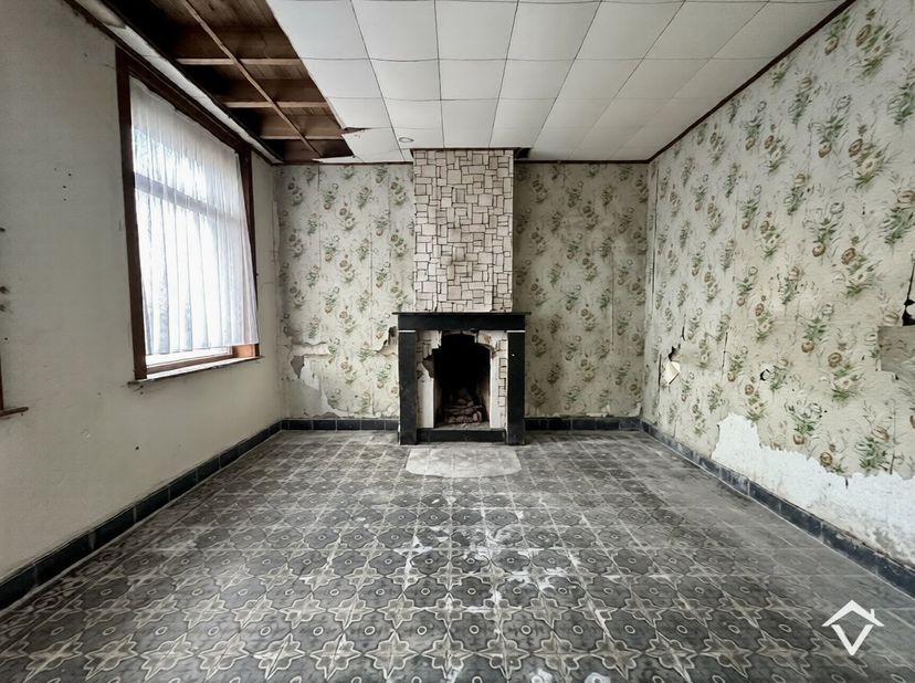 Langs de Kaaskerkestraat, op een perceel van 3.430 m², vindt u deze hoeve met meerdere bijgebouwen en een aanpalend stuk landbouwgrond of weide. De li