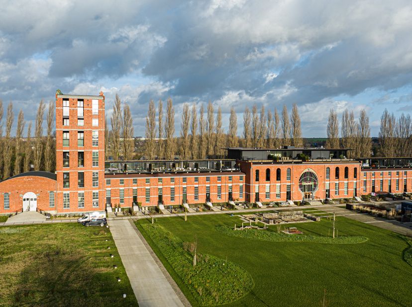 In de iconische residentie Chocoladefabriek bevindt zich deze uitzonderlijke loft op de bovenste verdieping. Met een bewoonbare oppervlakte van maar l