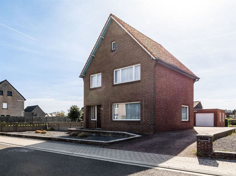 De woning bevindt zich op een ruim perceel van 1.097 m² en beschikt over een bewoonbare oppervlakte van 161 m². Bij binnenkomst betreden we de inkomha