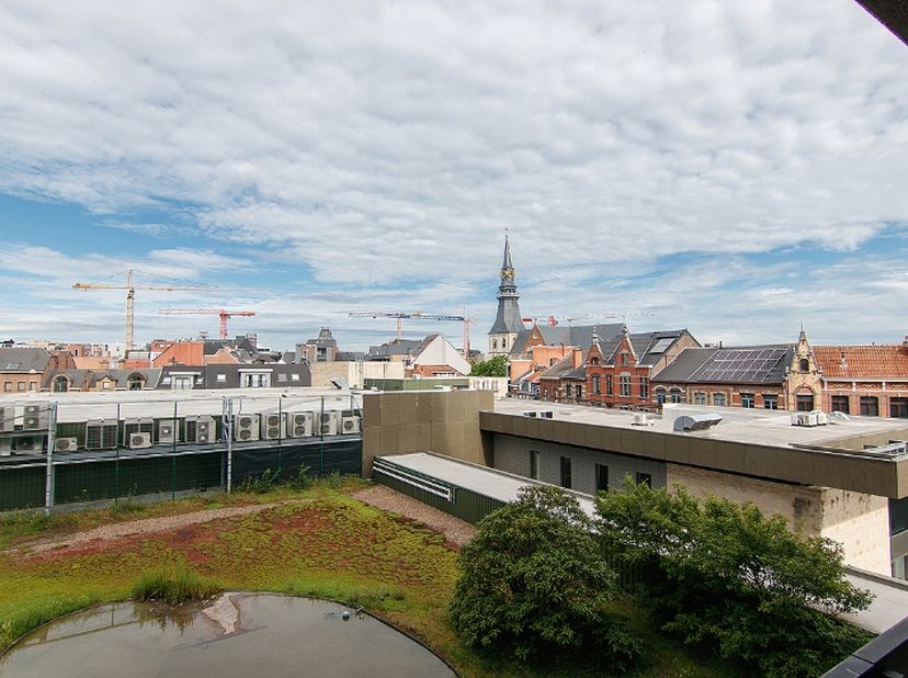 LICHT OP TE FRISSEN 2-SLAAPKAMERAPPARTEMENT MET GEMEENSCHAPPELIJKE PARKEERPLAATSEN VOOR BEWONERS OP TOPLOCATIE BINNEN DE KLEINE RING!&amp;nbsp;<br />
<br