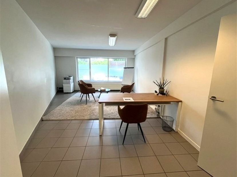 Kantoorruimte gelegen in het centrum van Pulle.<br />
Kleine basis keuken aanwezig.<br />
<br />
Ideaal voor vrij beroep.<br />
<br />
Beschikbaa