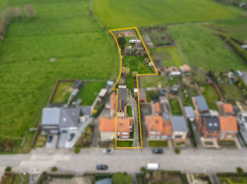 Op een landelijke ligging nabij het natuurgebied Vloethemveld en op korte afstand van het centrum van Zedelgem bevindt zich deze halfopen bebouwing op