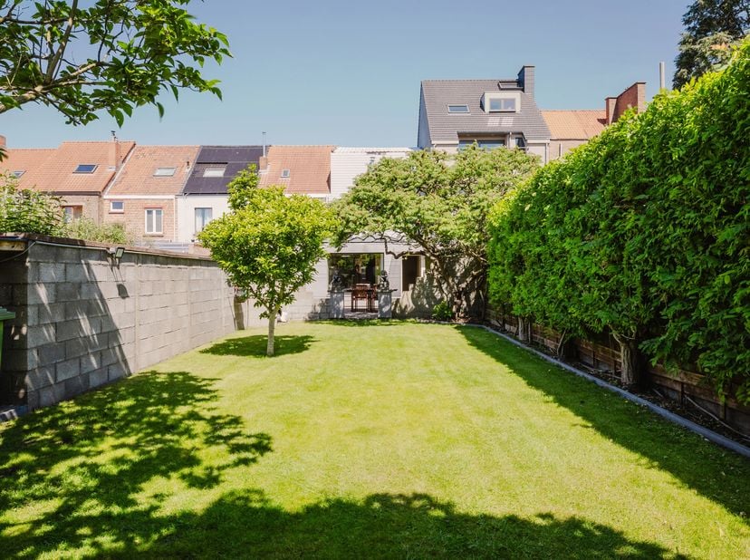 Bent u op zoek naar een woning in Sint-Amandsberg die u volledig naar eigen smaak kunt inrichten? Dan is dit pand precies wat u zoekt. Met een bewoonb