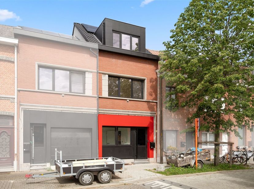 Au cœur de Muizen, au milieu d'une zone 30, se trouve cette maison mitoyenne rénovée, avec beaucoup de pierres bleues sur la façade, combinées à un ba