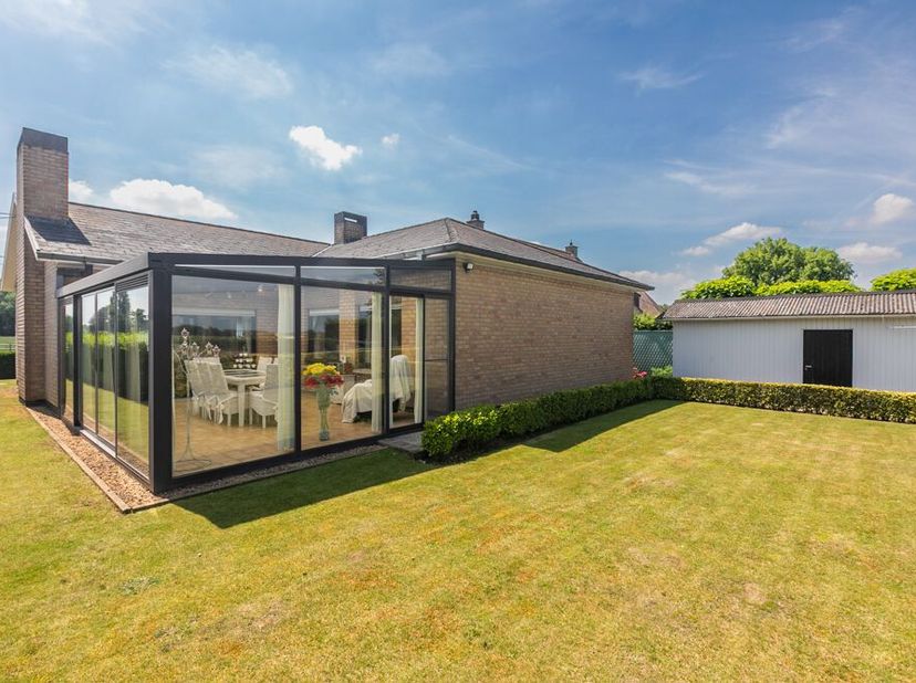 Ontdek op de rand van Avelgem met Zwevegem de bijna 200m² bewoonbare ruimte die deze woning te bieden heeft. Zowel voor- als achteraan kijk je uit op