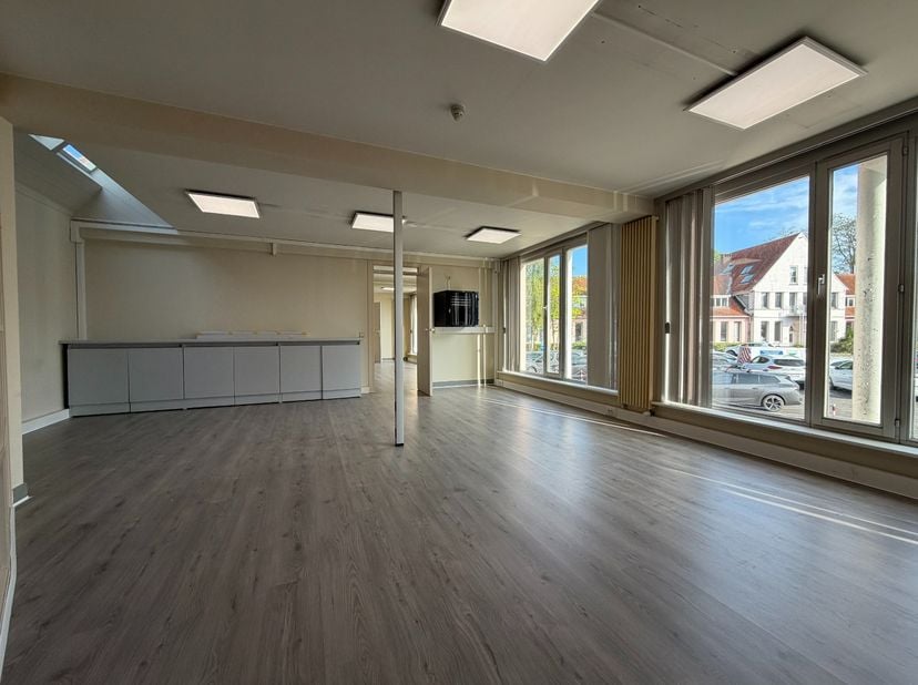 De kantoorruimte heeft een oppervlakte van 100m² en is gelegen in een zijstraat van de Kortrijksesteenweg, in de nabijheid van de Sterre en Flanders e