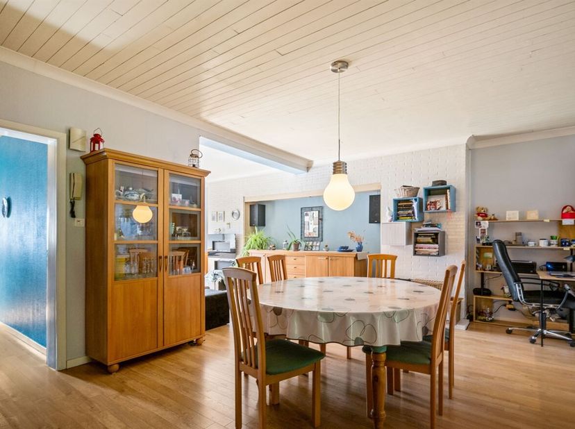 Deze aangename gezinswoning in de Netestraat 15 in Grobbendonk biedt een ruime en praktische indeling, met maar liefst 4 à 5 slaapkamers en verschille
