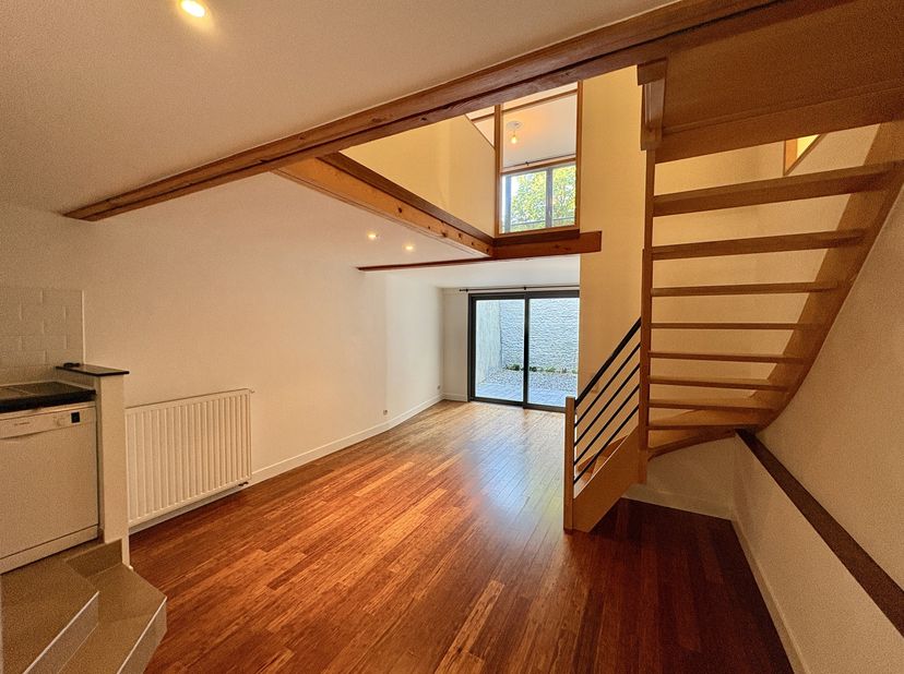 Deze woning ligt op een toplocatie, op slechts enkele minuten lopen van de Europese instellingen en de Place Jourdan. Het ligt vlak naast het openbaar