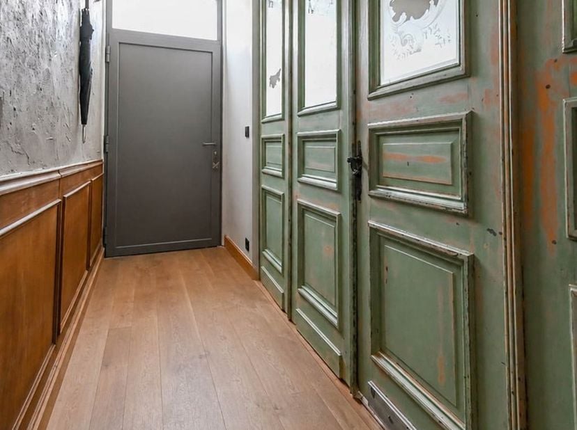 Deze ruime en instapklare ééngezinswoning beschikt over een bewoonbare oppervlakte van ca. 190 m² (volgens EPC-attest) en is gelegen op een perceel va
