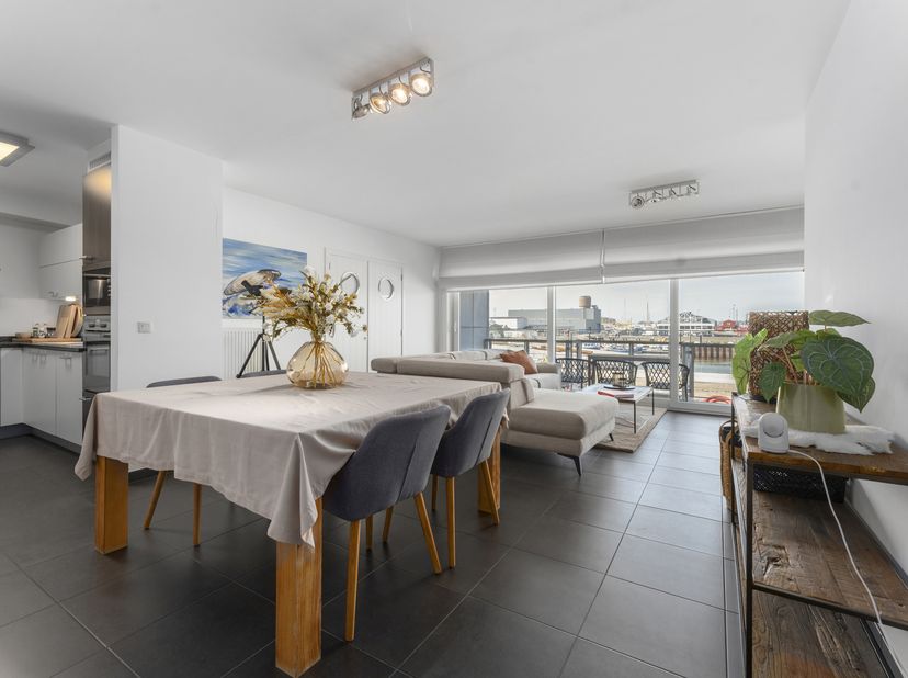 Dit lichtrijke appartement combineert comfort en een unieke ligging. Het biedt een ruime woonkamer met open keuken, een berging, een gastentoilet, dri