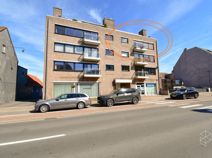 OOSTKAMP - Goed gelegen instapklaar appartement met terras, 3 slaapkamers, kelderberging en garage.<br />
<br />
INDELING: inkom met afzonderlijk toil