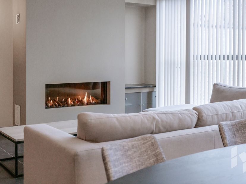 Zeer ruim, gelijkvloers appartement (146 m²) met een mooie, open leefruimte, 2 slaapkamers en een prachtig terras in het centrum van Lommel.<br />
Ond