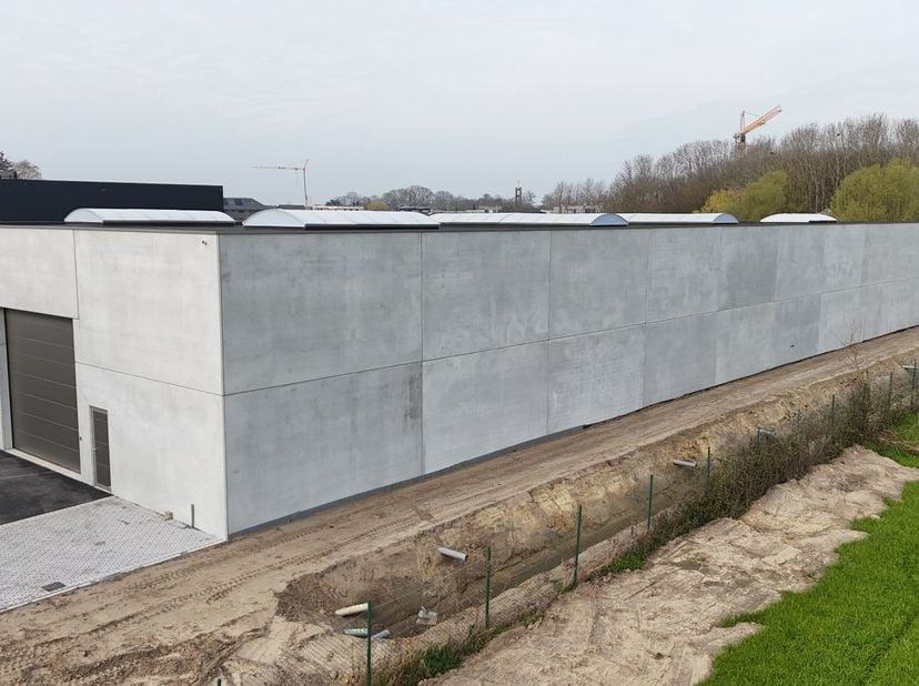 Nieuwe geïsoleerde KMO-unit te Aartrijke met een oppervlakte van 326 m² en 1 private parkeerplaats. <br />
<br />
Deze loods met brandklasse C heeft e
