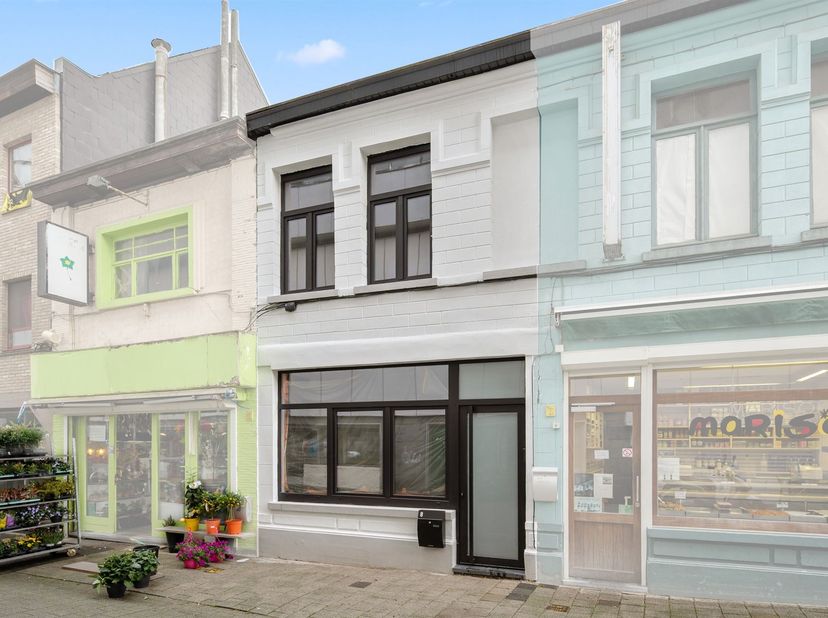 En plein cœur de la ville se trouve cette maison récemment rénovée, avec sa façade peinte en blanc et ses hauts plafonds. Tant les installations techn