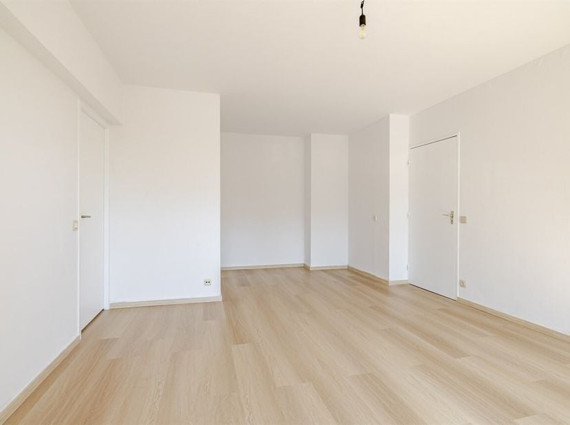 Ontdek dit aangename en lichtrijke appartement, gelegen op de eerste verdieping, met een bewoonbare oppervlakte van 55 m². Dankzij de grote raampartij