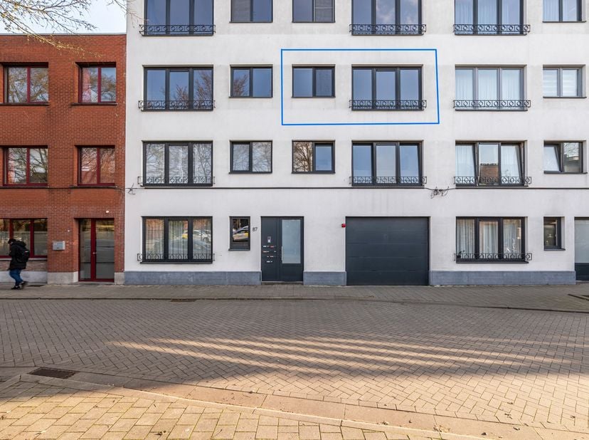 Huurprijs: 850 EUR per maand<br />
+ 100 EUR per maand voor de twee achterliggende garageboxen<br />
+ 30 EUR per maand gemeenschappelijke kosten<br /