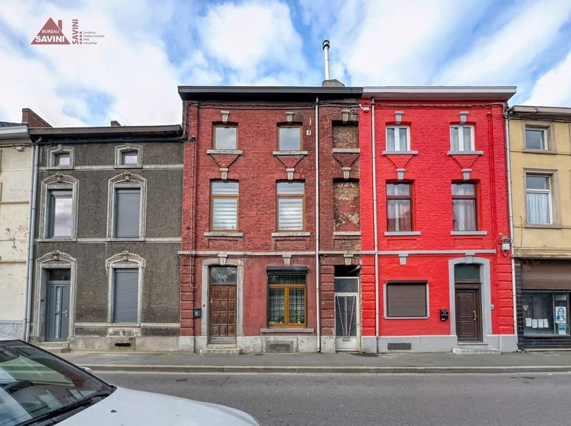 Monceau-sur-Sambre  À vendre : spacieuse maison familiale de 185 m² idéalement située, à proximité de toutes les commodités. Ce bien offre de très bea