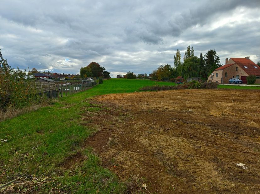 Landelijk gelegen, prachtige bouwgrond van +- 12 are nabij de dorpskern van Waanrode (school, restaurant/frituur, Spar, taverne, enz...) Door afbraak