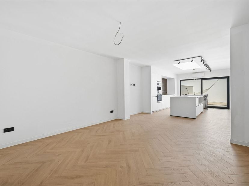 Au cœur de Muizen, au milieu d'une zone 30, se trouve cette maison mitoyenne rénovée, avec beaucoup de pierres bleues sur la façade, combinées à un ba