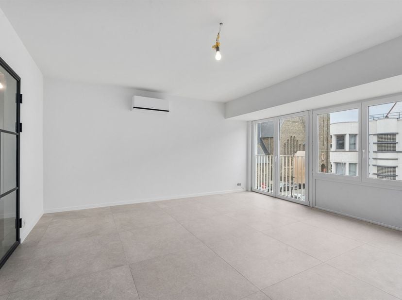 Gerenoveerd 2-slaapkamerappartement<br />
<br />
Dit stijlvolle appartement werd volledig gerenoveerd met oog voor kwaliteit en hedendaags wooncomfort