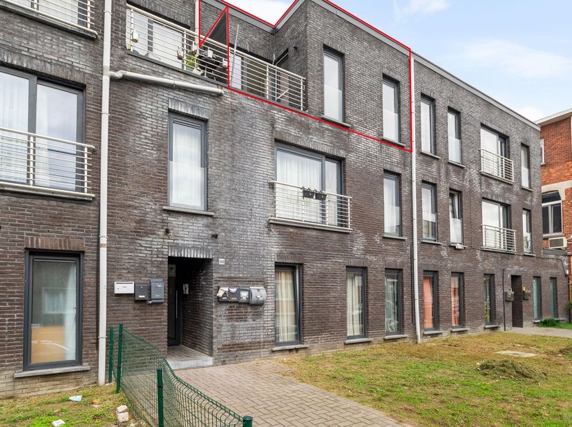 Dit appartement bevindt zich op de tweede verdieping van een kleinschalig en recent gebouw uit 2008, gelegen in de Van Heetveldelei te Deurne. Dankzij