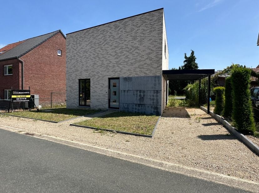 Deze vrijstaande woning (CASCO +) is een moderne gezinswoning gelegen langs een rustige straat, vlakbij scholen, winkels, openbaar vervoer en autosnel