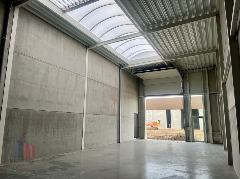 Nieuwbouw KMO-unit met een oppervlakte van 160 m² te huur op de nieuwe bedrijvenzone "STADSBEEMD".<br />
Strategisch gelegen nabij de bedrijvige Staat