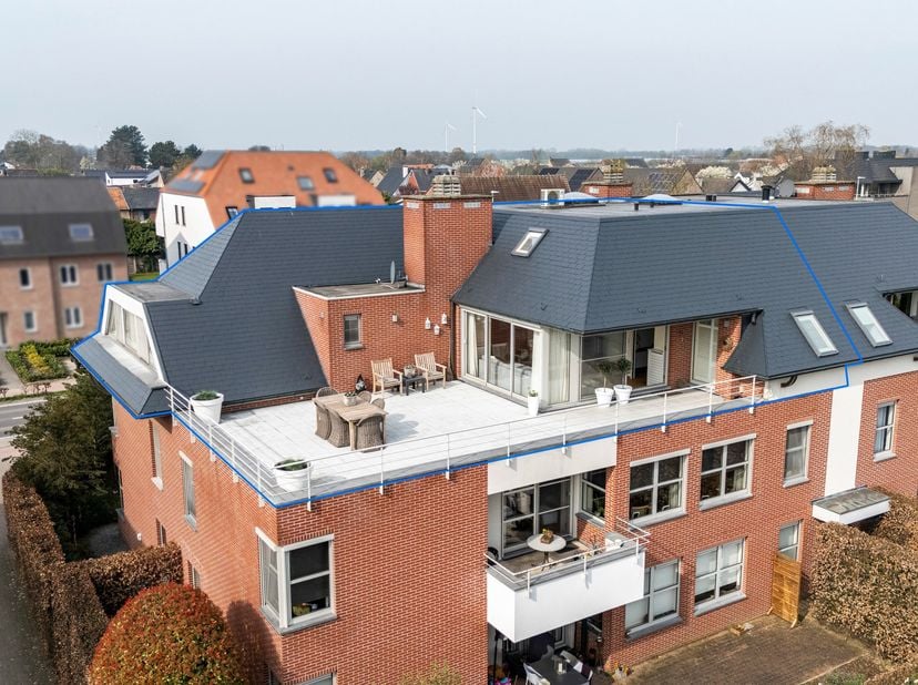 Ruim, lichtrijke penthouse met terras van ca. 55m² te Minderhout!<br />
INDELING:<br />
- Inkomhal<br />
- Bureau/ slaapkamer<br />
- Zeer lichtrijke