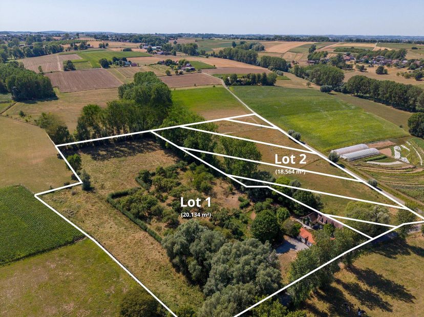 DE HOEVE:<br />
Droomt u van een weids landgoed in het hart van de Vlaamse Ardennen? Deze indrukwekkende hoeve te koop in Michelbeke ligt te midden va