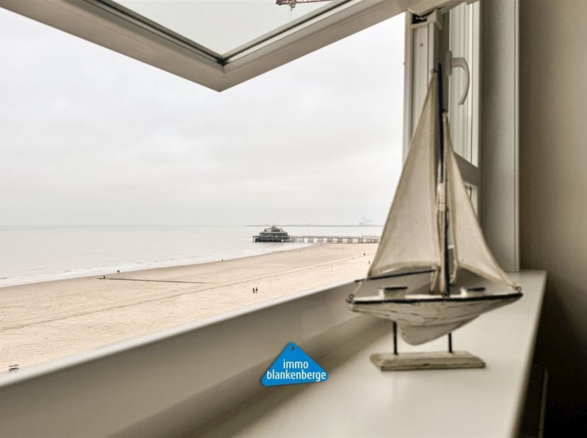 Geniet elke dag van het adembenemende uitzicht op zee in dit stijlvol gerenoveerde appartement op de zeedijk van Blankenberge. Gelegen in de gegeerde