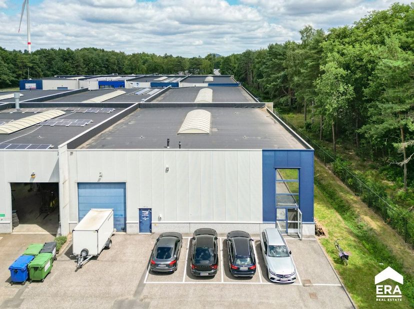 Deze bedrijfsruimte aan de Seinhuisstraat 3 bus 8 maakt deel uit van een verzorgd KMO-complex in de industriezone van Genk-Noord.Met zon 400 m² magazi