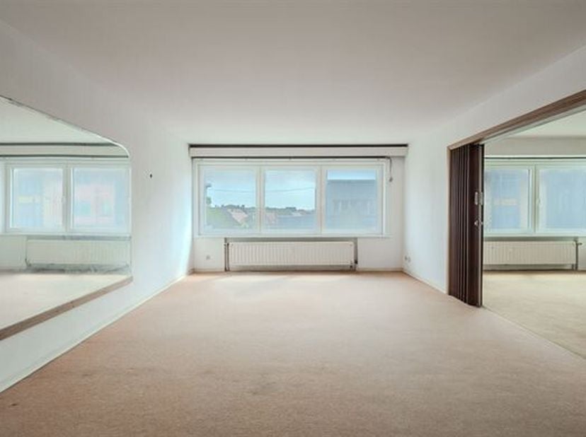 RUIM APPARTEMENT MET 3 SLAAPKAMERS IN MIDDELKERKE<br />
Welkom in dit spacieus appartement gelegen in het gezellige kustoord Middelkerke. Deze woning