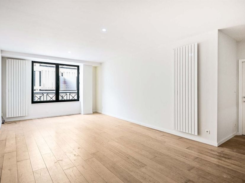 Prachtig instapklaar Appartement (105m²) voorzien van 2 slaapkamers, gelegen op een steenworp van de Groenplaats in Antwerpen<br />
Ligging: <br />
In