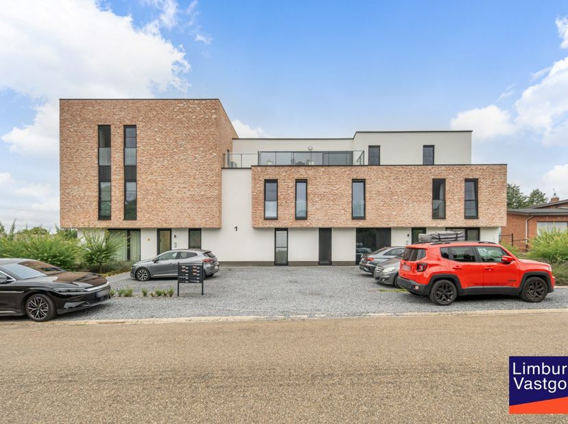 Hoogwaardig afgewerkt, lichtrijk appartement met 2 slaapkamers, tuin/terras, nabij het bruisende centrum van Heusden-Zolder. Bewoonbare oppervlakte: o
