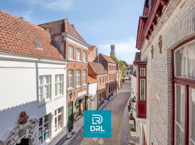 Op een uitzonderlijke locatie in het historische centrum van Brugge, vlak bij de Sint-Salvatorskathedraal, bevindt zich dit karaktervolle handelshuis
