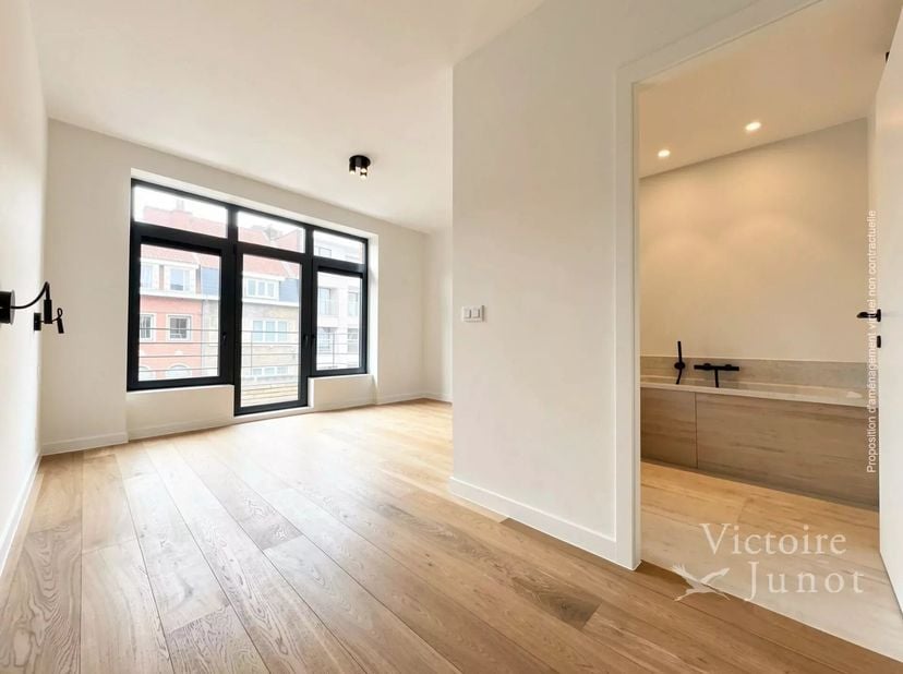 Victoire Junot stelt hier een 1 SLPK appartement van 74 m² + balkon. Het appartement is als gevolg :<br />
Inkomhal met gastentoilet en wasruimte - Mo