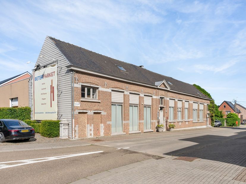Uitsluitend te verwerven via een aandelenoverdracht.<br />
Bent u op zoek naar een uniek pand met karakter, ruimte en tal van mogelijkheden? Dan biedt