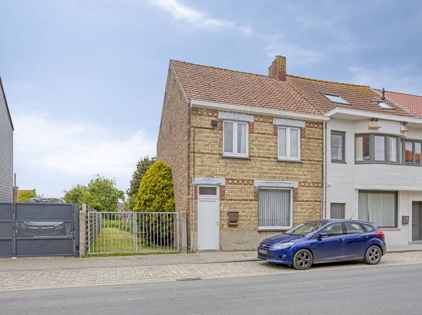 Sur un terrain de 858m², nous trouvons cette maison à vendre. La maison est située au calme à Houtem, à une courte distance de Furnes, de la côte et d