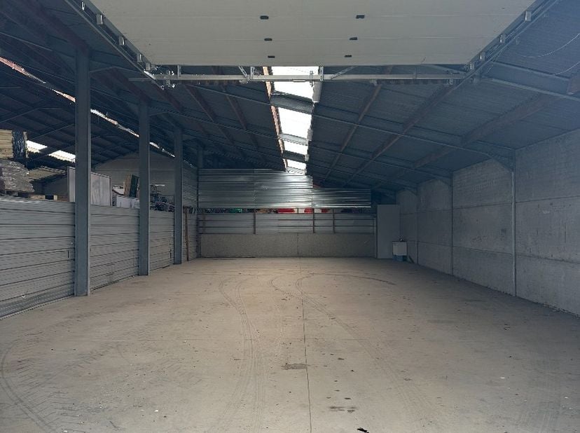 Loods te huur enkel voor opslag.<br />
Gemakkelijk bereikbaar, grote oprit en automatische poort.<br />
<br />
- 3,00€/m².<br />
- 750€/mnd exclusief