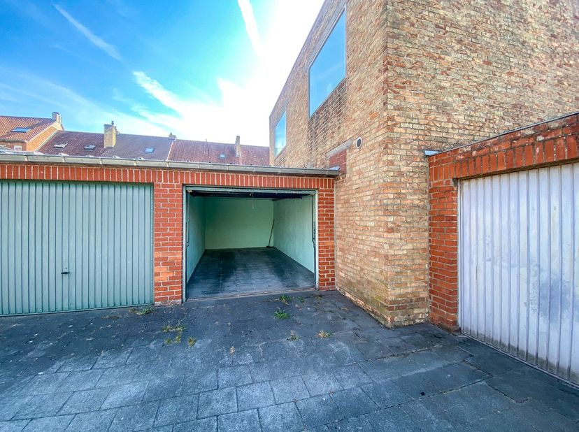 Bovengrondse garage te huur in Nieuwpoort-Stad. Garage uitgerust met kantelpoort. Droge garage voorzien van recent vernieuwde dakbedekking. Huurprijs: