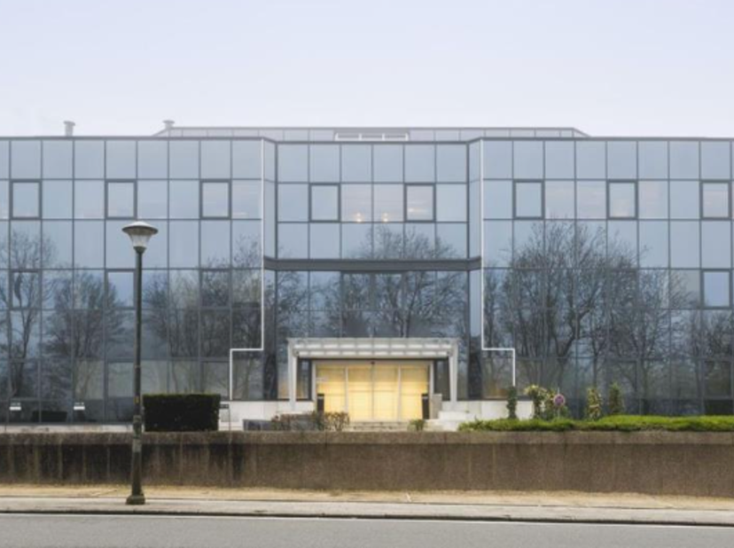 Ontdek dit moderne kantoorgebouw met ca. 3.500 m&amp;sup2; kantoorruimte verdeeld over 4 bovengrondse verdiepingen, strategisch gelegen naast de A12 in de
