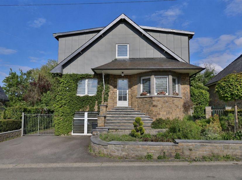 Maison 4 façades située à AYWAILLE dans un environnement calme et privilégié à proximité du centre-ville (4 minutes à pied). Implantée sur une parcell
