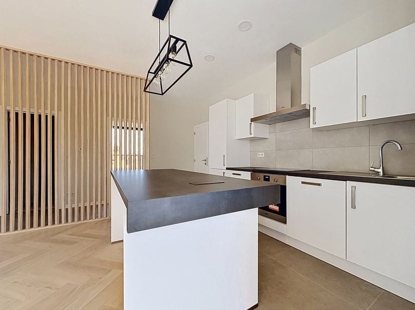 We Invest Brussel-Europa stelt u dit prachtige gerenoveerde penthouse van 95 m² voor met 2 grote zuidgerichte terrassen, gelegen op de 3e en bovenste
